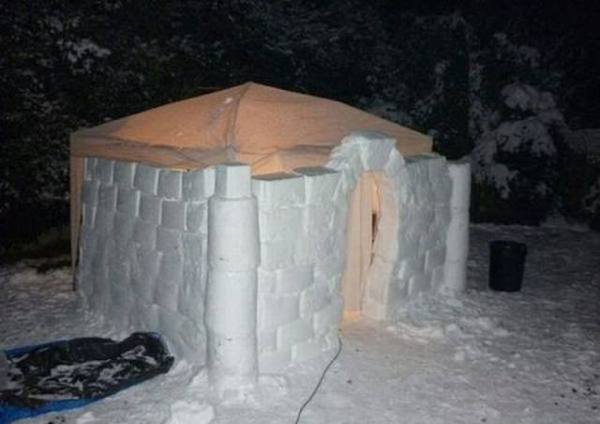 Сказочный домик из снега на даче - фото