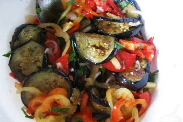 Салат с баклажанами и помидорами  наилучшая выборка рецептов - фото