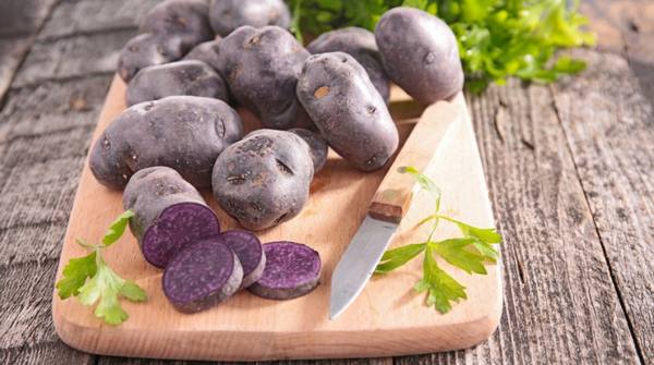 Цветной картофель  сорта с фиолетовой, синей и красной мякотью с фото
