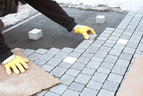 Технология и способы укладки тротуарной плитки на бетонное основание - фото